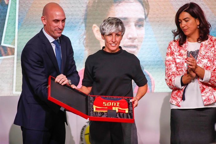 Sonia Bermúdez recibe del presidente de la RFEF, Luis Rubiales, una camiseta conmemorativa durante el homenaje a las pioneras del fútbol femenino