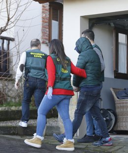 Pedro Luis Nieva Abaigar, de 48 años, presunto inductor del asesinato del concejal de IU de Llanes, Javier Ardines, sale de su domicilio en la parroquia de Pría (Llanes), donde se ha realizado un registro, con agentes de la Guardia Civil.    