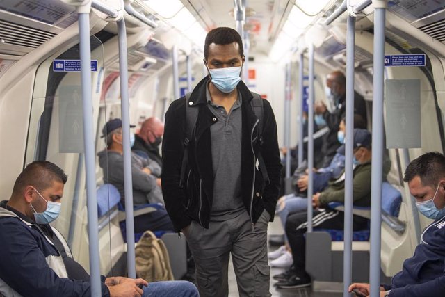 Pasajeros con mascarilla en el metro de Londres