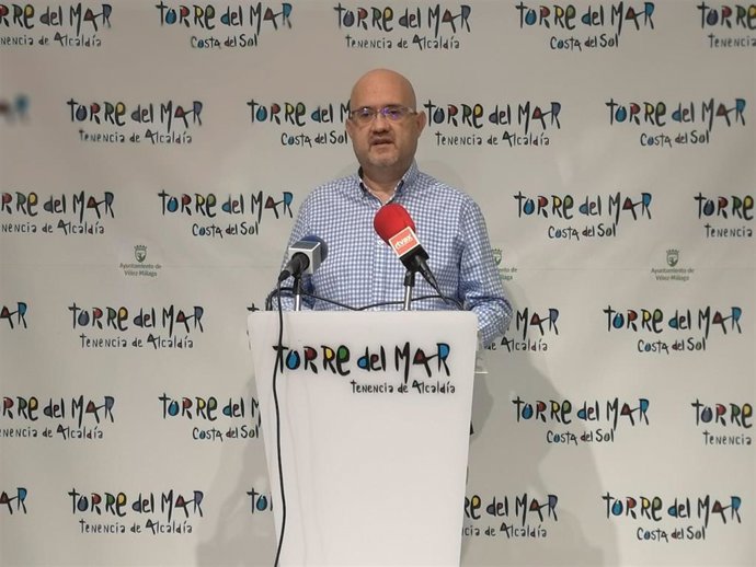 El concejal de Playas del Ayuntamiento de Vélez-Málaga, Jesús Pérez Atencia, en rueda de prensa 