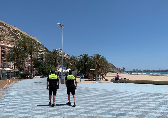 Dos agentes de la Policía Local de Alicante en El Postiguet.
