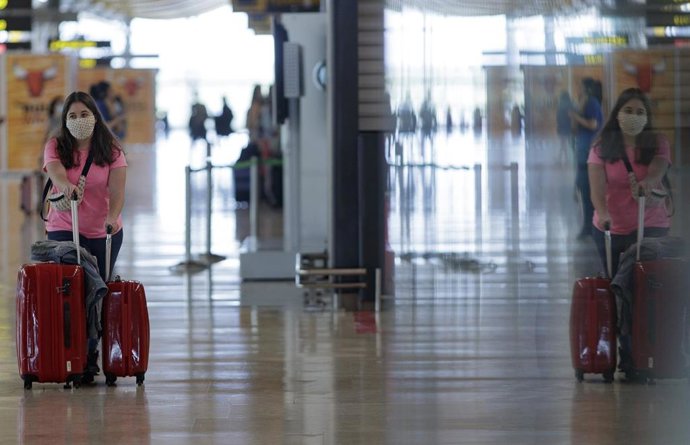 Un pasajero camina por las instalaciones de la Terminal T4 del Aeropuerto Adolfo Suárez Madrid-Barajas