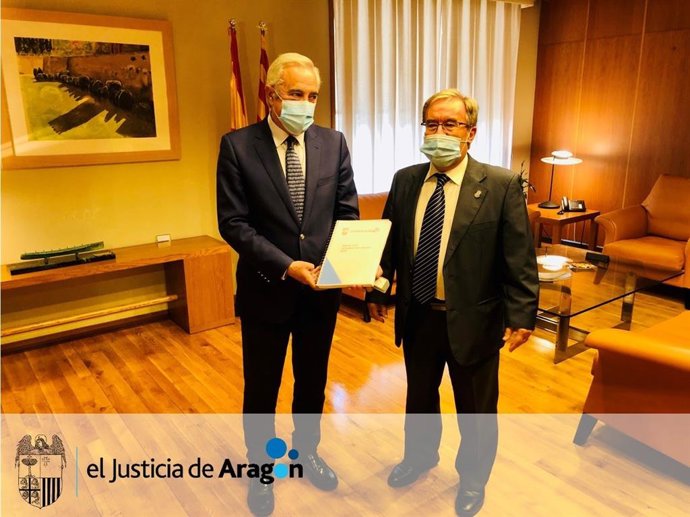 El Justicia de Aragón, Ángel Dolado, entrega el Informe de Menores 2019 al presidente de las Cortes, Javier Sada