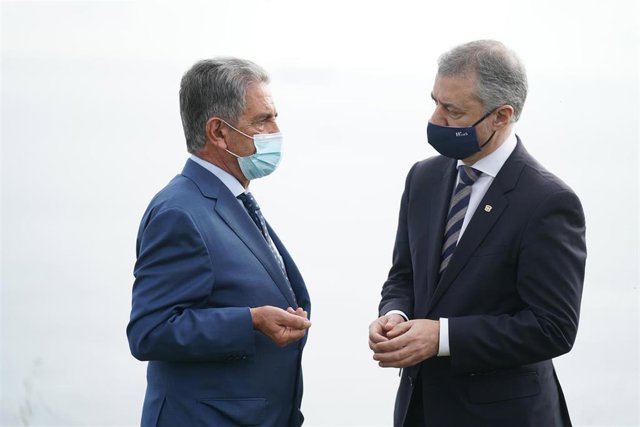 El presidente de Cantabria, Miguel Ángel Revilla (i) y el Lehendakari, Iñigo Urkullu (d), charlan durante su encuentro en el barrio de Kobaron de la localidad vizcaína de Muskiz, en el primer día de recuperación de la movilidad entre Euskadi y Cantabria