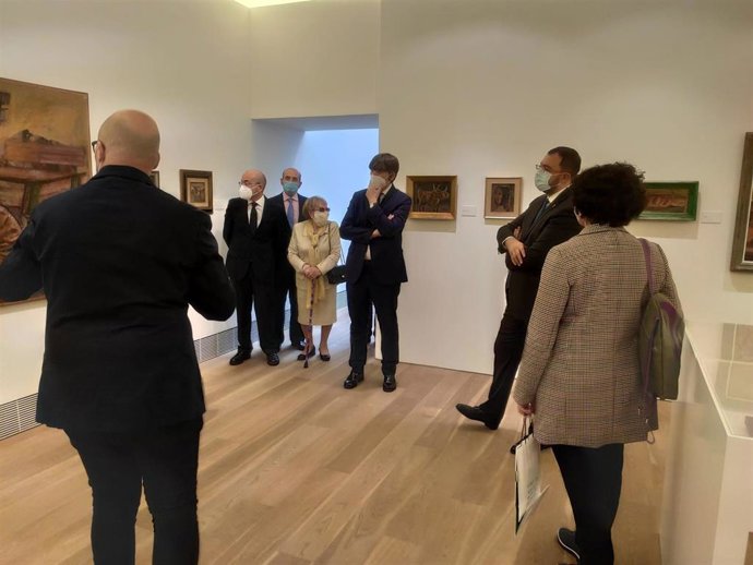 El presidente del Principado, Adrián Barbón, participa en la inauguración de la exposición de Orlando Pelayo en el Museo de Bellas Artes de Asturias, acompañado por familiares del artista y la consejera Berta Piñán.