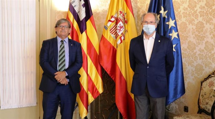 El presidente del Parlament, Vicen Thomas, y el presidente de Cruz Roja Baleares, Antoni Barceló