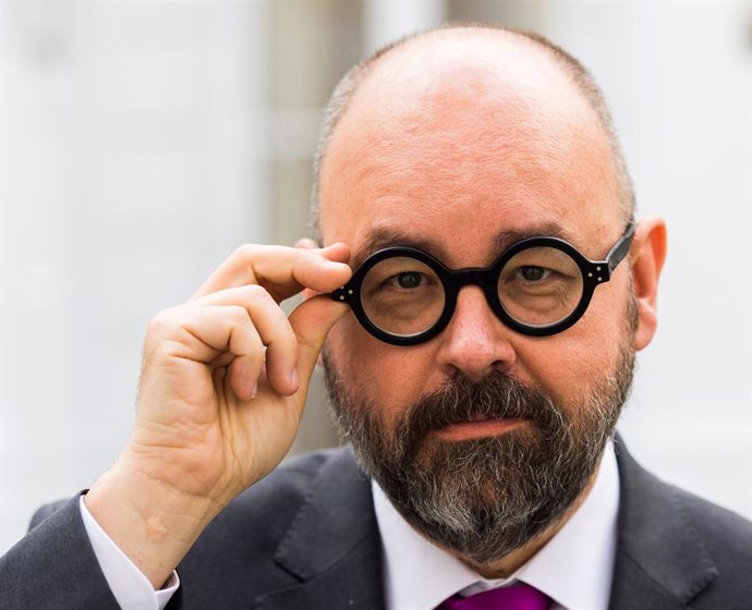 FILED - 05 April 2017, Hamburg: Bestselling Spanish author Carlos Ruiz Zafon attends the publication of his novell "The Labyrinth of Lights". Photo: picture alliance / Christophe Gateau/dpa