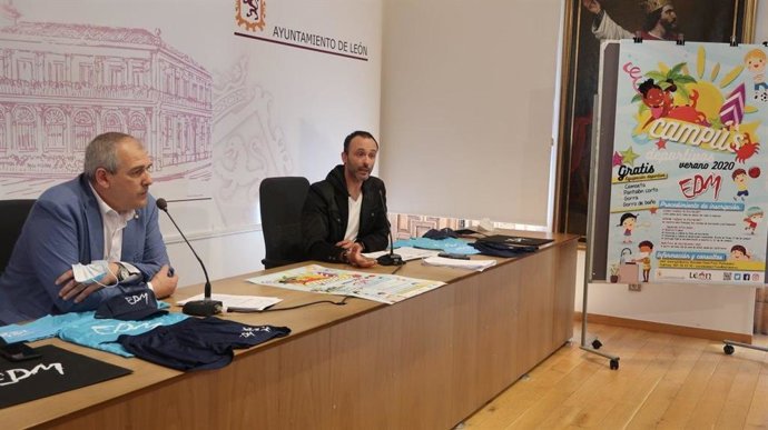 El concejal de Deportes, Vicente Canuria, junto al responsable de Escuelas Municipales, René González.