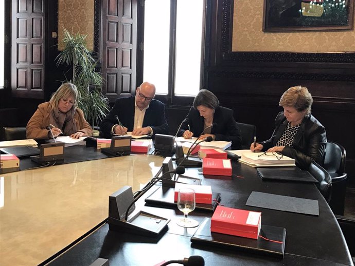 Firma de la notificación sobre la admisión a trámite de una querella de Fiscalía contra Ramona Barrufet, Lluís Corominas, Carme Forcadell y Anna Simó (JxSí)