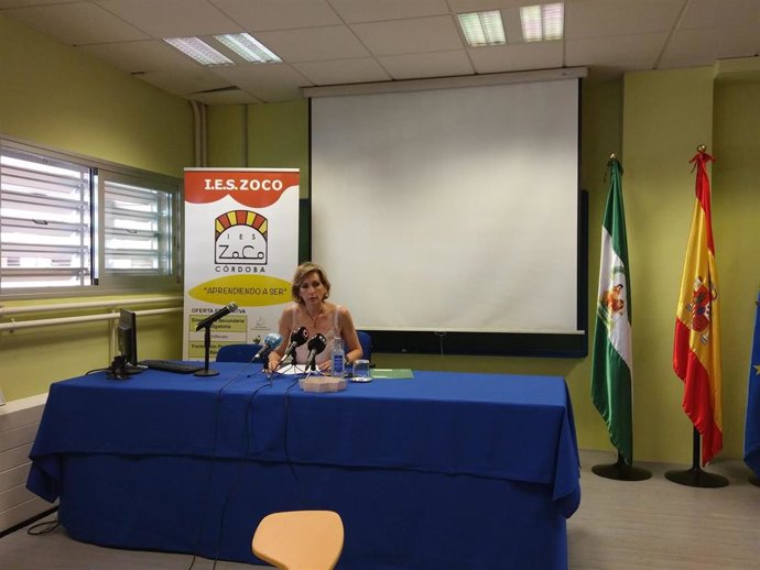 La delegada de Educación, Deporte, Igualdad, Políticas Sociales y Conciliación de la Junta de Andalucía en Córdoba, Inmaculada Troncoso, informa sobre las plazas de FP y nuevos ciclos formativos