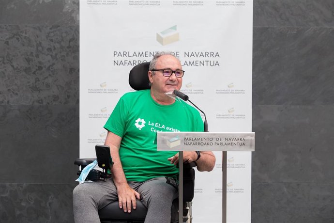 Angel Álava, respresentante de la Asociación Navarra de Esclerosis Lateral Amiotrófica (ANELA), en un acto ne el Parlamento de Navarra.