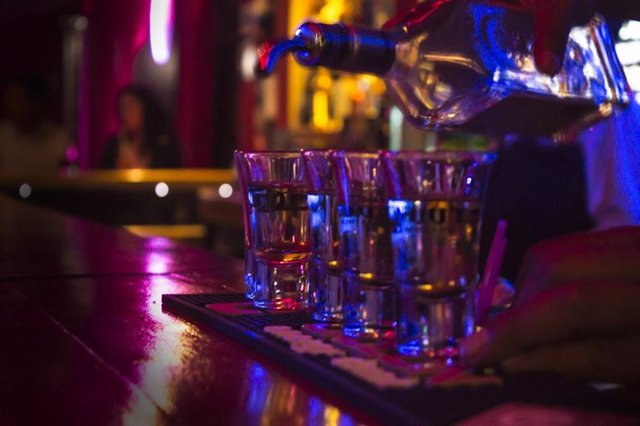 Vasos de tequila en una barra de un bar.