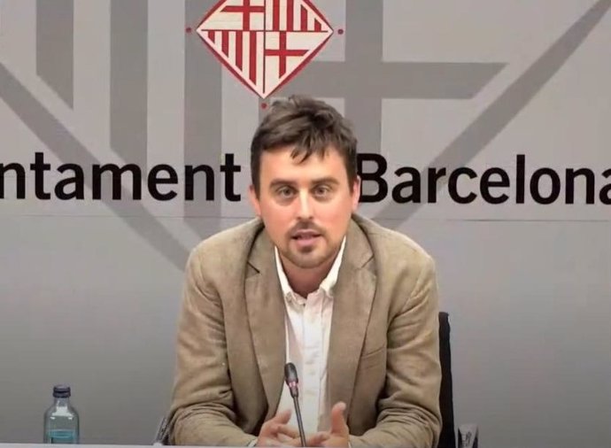 El concejal de Derechos de Ciudadanía y Participación de Barcelona, Marc Serra, durante la rueda de prensa telemática para presentar un nuevo impulso del consistorio al programa de acogida a personas refugiadas Nausica, el 19 de junio de 2020.