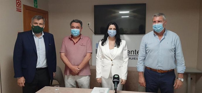 El presidente de Independientes Huelva, Juan Polo, junto a la concejal de Independientes Huelva en el Ayuntamiento de Almonte, Cristina Medina, y el portavoz de Independientes Huelva, Manuel Mora.