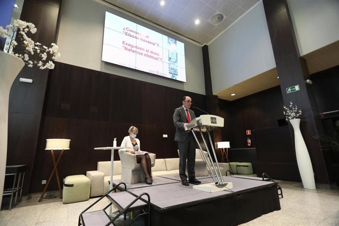 El consejero Manu Ayerdi y  la directora general, Maitena Ezkutari, durante  la presentación de la campaña 'Efecto Navarra'