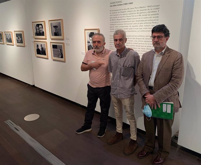 El fotógrafo Javier Porto, flanqueado por el gerente de la FMC, Carmelo Irigoyen (a la derecha) y el comisario de la exposición, Pablo Sycet (a la izquierda).