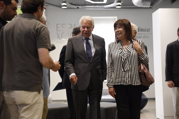 El expresidente del Gobierno Felipe González y la presidenta del PSOE, Cristina Narbona