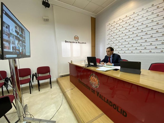 Conrado Íscar preside el Pleno telemático de la Diputación de Valladolid.