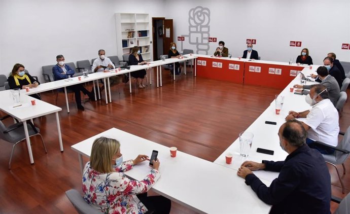 Reunión del secretario general del PSOE Aragón, Javier Lambán, con los diputados nacionales y senadores aragoneses, así como con otros cargos del partido en la Comunidad autónoma.