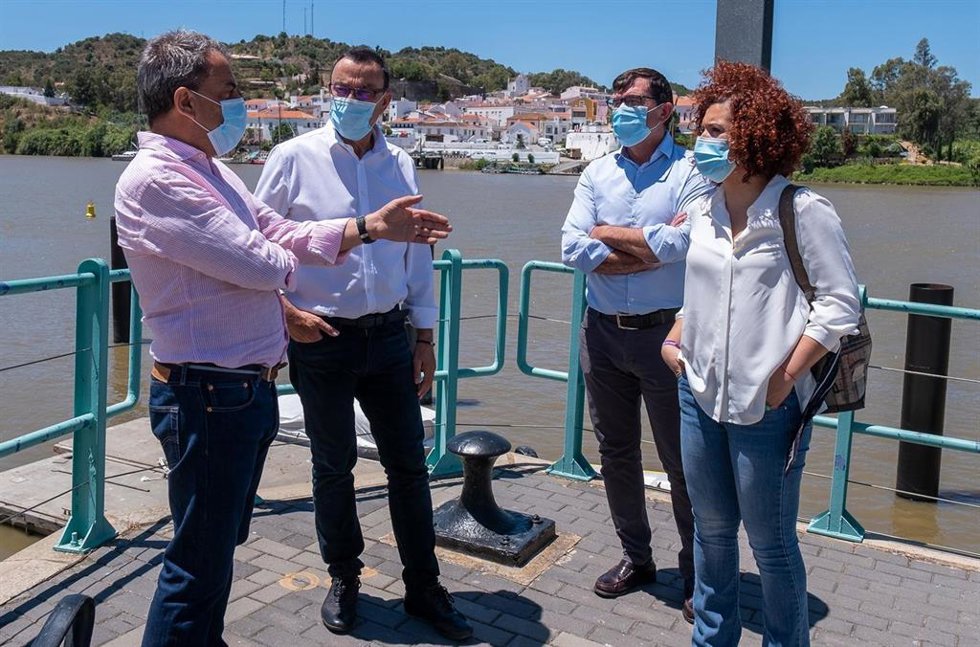 El presidente de la Diputación, Ignacio Caraballo, en su visita a Sanlúcar de Guadiana acompañado por la vicepresidenta de Territorio Inteligente, María Eugenia Limón, y por el diputado territorial del Andévalo, Antonio Beltrán.