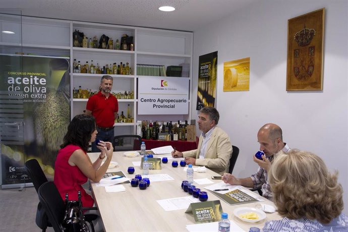 El delegado de Agricultura en la Diputación de Córdoba, Francisco Ángel Sánchez (al fondo), durante la cata de los AOVE
