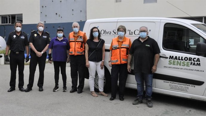 Policía Local y Protección Civil entregan los alimentos recogidos en una campaña