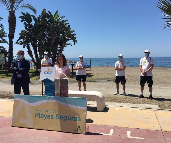 La delegada del Gobierno andaluz en Málaga, Patricia Navarro, informa de playas seguras en Rincón de la Victoria