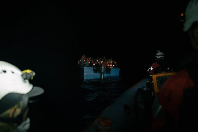 El 'Sea Watch 3' rescata una embarcación con migrantes y refugiados