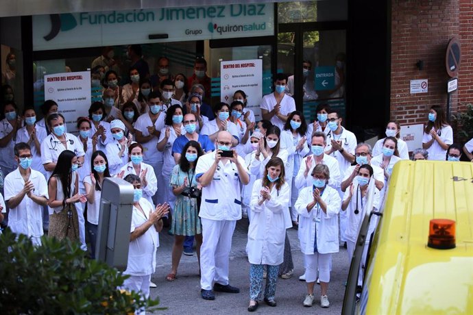 Los sanitarios de la Fundación Jiménez Díaz salen a despedir a un paciente dado de alta tras padecer el coronavirus, en Madrid (España), a 22 de mayo de 2020.