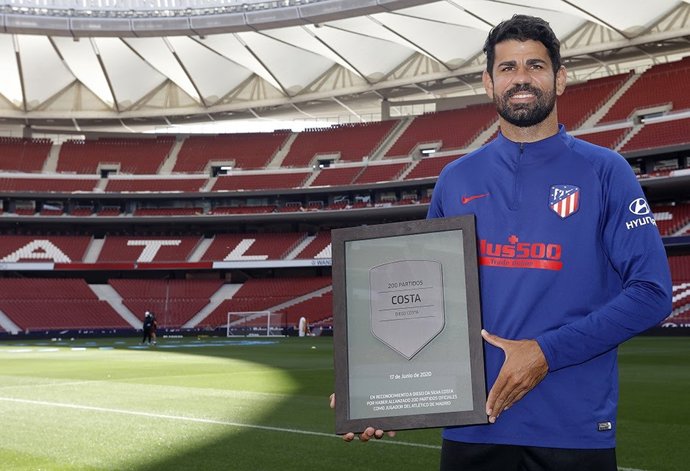 Diego Costa posa con su placa conmemorativa de 200 partidos con el Atlético