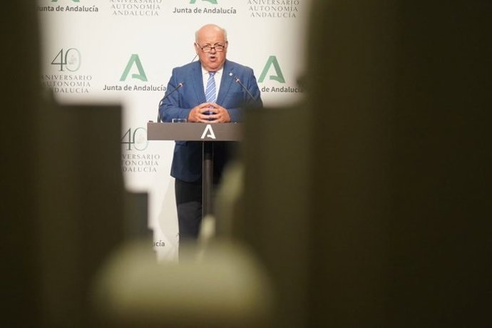 El consejero de Salud y Familias, Jesús Aguirre, durante la rueda de prensa