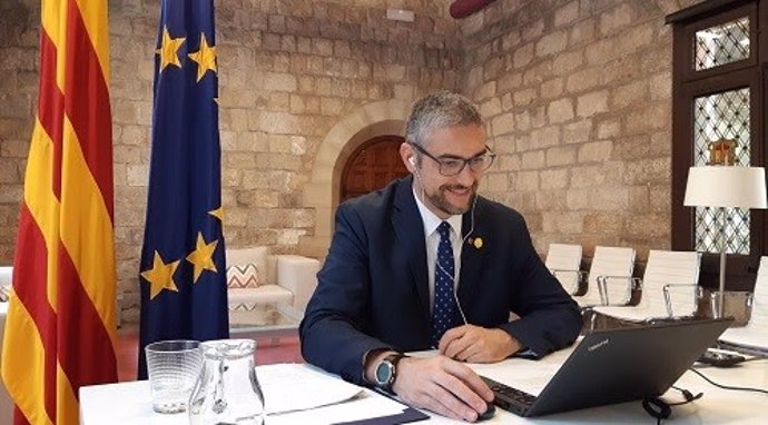 El conseller de la Generalitat Bernat Solé en una reunión telemática con la red ELEN.