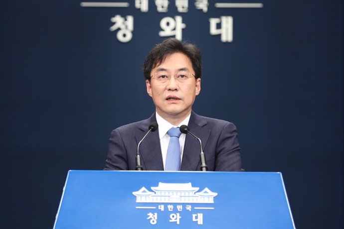 19 June 2020, South Korea, Seoul: Presidential spokesman Kang Min-Seok announces that South Korean President Moon Jae-in accepted Unification Minister Kim Yeon-Chul resignation. Photo: -/YNA/dpa