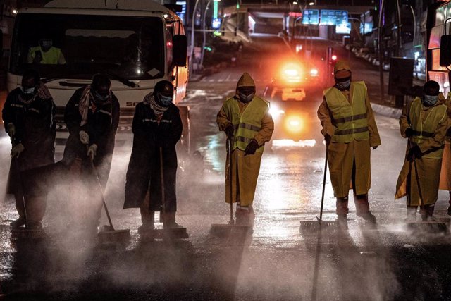 Trabajos de desinfección en Arabia Saudí durante la pandemia de coronavirus