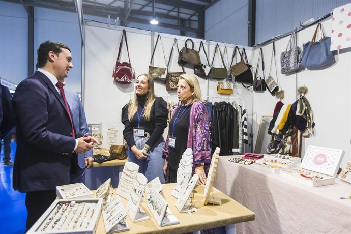 El presidente de la Diputación de Almería visita un estand