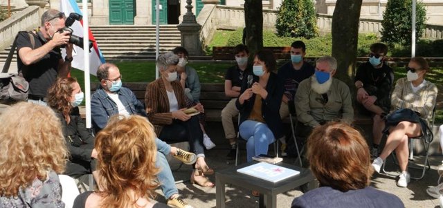 La portavoz nacional del BNG y candidata a la Presidencia de la Xunta, Ana Pontón, en una reunión con representantes de la comunidad educativa