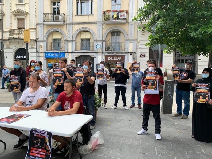 Pablo Hasel, primero por la izquierda sentado, junto a miembros de la plataforma que pide su absolución.