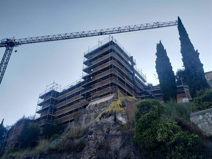 Comienza a desmontarse el andamio de la Torre de los Pozos