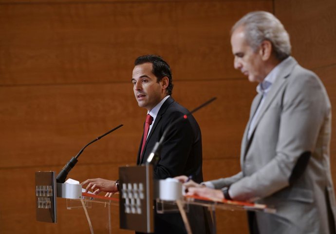 El vicepresidente de la Comunidad de Madrid, Ignacio Aguado (i) y el consejero de Sanidad, Enrique Ruiz Escudero (d), ofrecen una rueda de prensa tras la reunión del Consejo de Gobierno de la Comunidad de Madrid.