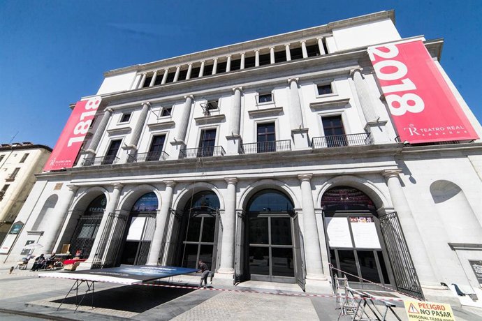 Fachada del Teatro Real, que se prepara para reabrir sus puertas el próximo 1 de julio, tras implantar medidas de seguridad en sus instalaciones para prevenir el coronavirus.