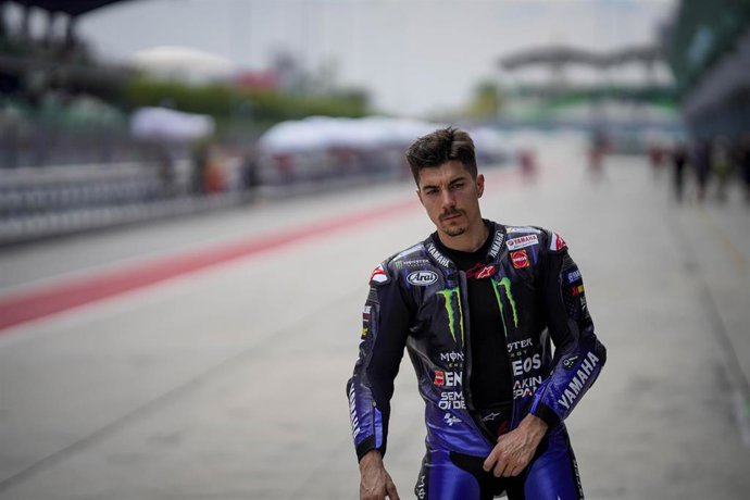 Maverick Viñales pasea por el circuito de Sepang durante los test de pretemporada