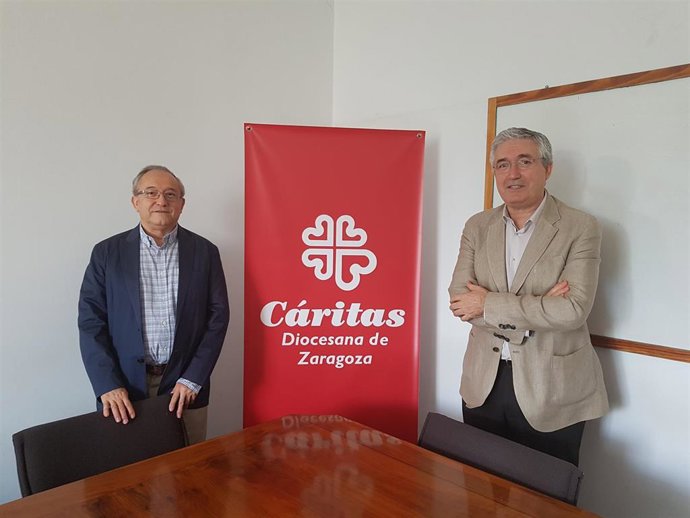 El comisionado del Gobierno de Aragón para la Infancia, Florencio García Madrigal, y el director de Cáritas en Zaragoza, Carlos Gómez Bahíllo