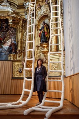 La artista Celia Eslava junto a una de sus obras