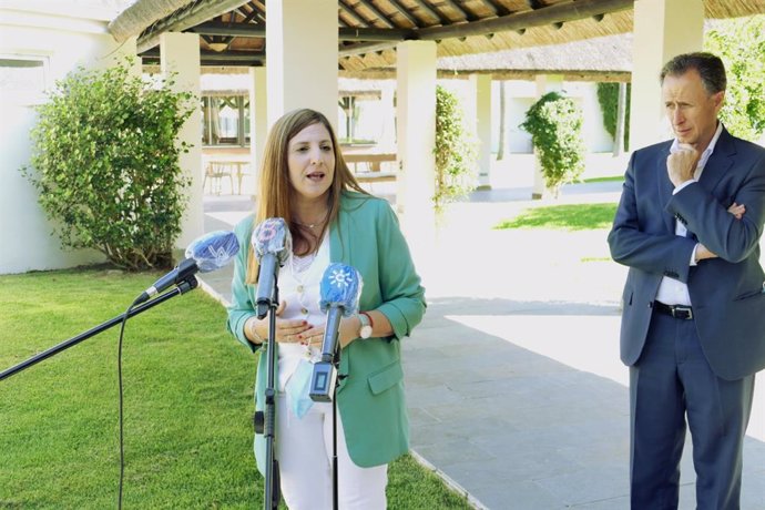 La presidenta de la Diputación de Cádiz, Irene García, en un encuentro con representantes del sector turístico de la provincia
