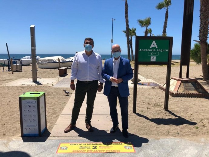 El parlamentario y portavoz de Ciudadanos en Málaga, Carlos Hernández White, en una visita a las playas de La Cala de Mijas, junto al portavoz naranja en el municipio, José Carlos Martín