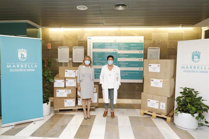 La alcaldesa de Marbella, Ángeles Muñoz, dona material sanitario al Hospital Costa del Sol