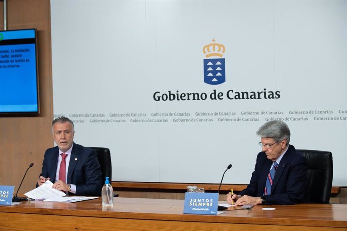 El presidente de Canarias, Ángel Víctor Torres, y el portavoz, Julio Pérez, en rueda de prensa