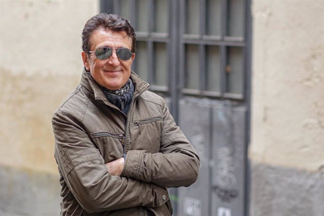 El cantante Manolo García posa tras una entrevista para Europa Press en la que ha presentado una gira en acústico compuesta de cinco conciertos (21, 23, 24, 29 y 30 de noviembre) en Feria de Madrid, IFEMA, en Madrid (España), a 20 de noviembre de 2019.