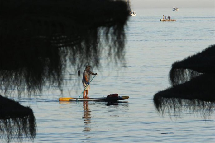 Varias personas disfrutan de deportes acuáticos dentro de la franja horaria que el Gobierno ha decretado a consecuencias del estado de Alarma por el COVID-19, en las imágenes playa de La Malagueta. Málaga a 28 de mayo del 2020