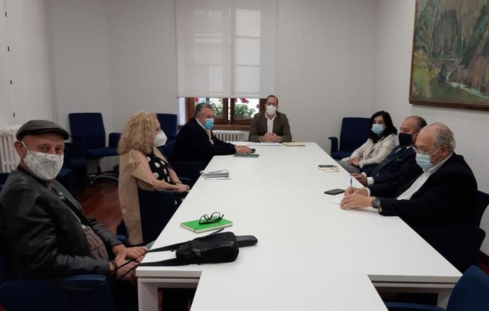 Reunión con asociaciones de vecinos en el Ayuntamiento de Oviedo